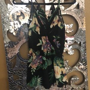 🌸New floral top with straps 🌸